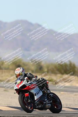 media/Dec-01-2025-Moto Forza (Mon) [[2daa91e15f]]/3-Beginner Group/Session 3 (Turn 3)/